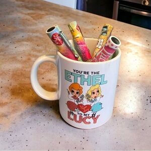 VINTAGE TELEVISION I LOVE LUCY FRIENDSHIP COFFEE MUG W/6 EPISODE PENS
